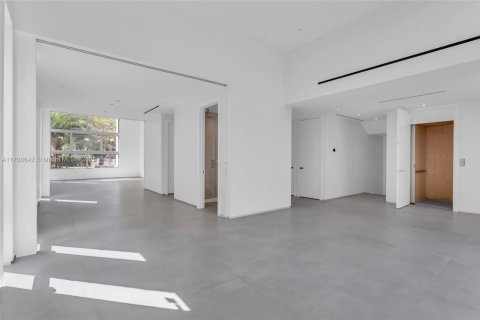 House in Miami, Florida 5 bedrooms, 520.25 sq.m. № 1454046 - photo 16