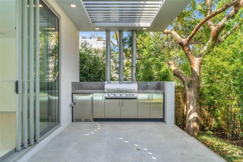 House in Miami, Florida 5 bedrooms, 520.25 sq.m. № 1454046 - photo 27