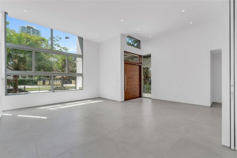 House in Miami, Florida 5 bedrooms, 520.25 sq.m. № 1454046 - photo 5