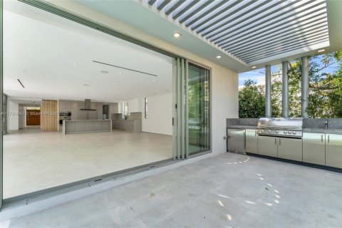House in Miami, Florida 5 bedrooms, 520.25 sq.m. № 1454046 - photo 25