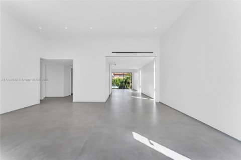 House in Miami, Florida 5 bedrooms, 520.25 sq.m. № 1454046 - photo 15