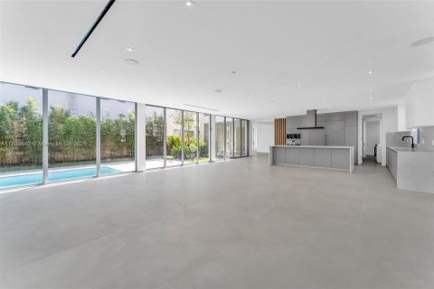 House in Miami, Florida 5 bedrooms, 520.25 sq.m. № 1454046 - photo 23