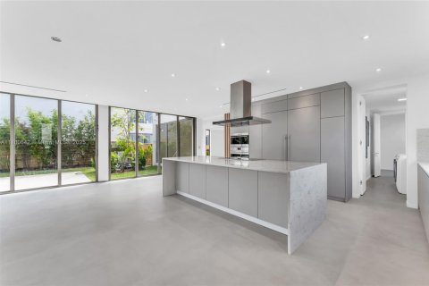 House in Miami, Florida 5 bedrooms, 520.25 sq.m. № 1454046 - photo 20