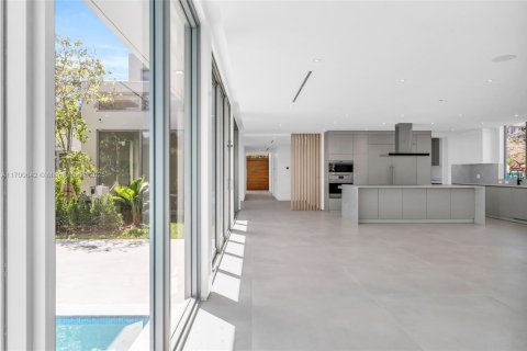 House in Miami, Florida 5 bedrooms, 520.25 sq.m. № 1454046 - photo 19