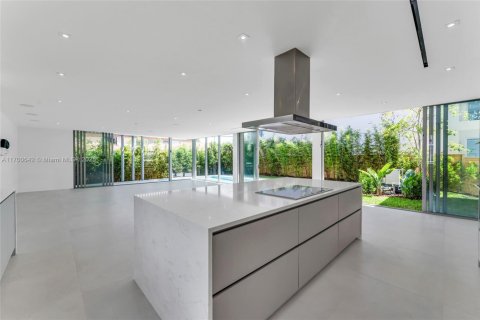 House in Miami, Florida 5 bedrooms, 520.25 sq.m. № 1454046 - photo 14