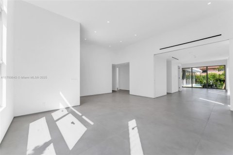 House in Miami, Florida 5 bedrooms, 520.25 sq.m. № 1454046 - photo 8