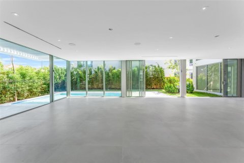House in Miami, Florida 5 bedrooms, 520.25 sq.m. № 1454046 - photo 24
