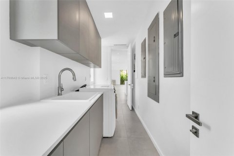 House in Miami, Florida 5 bedrooms, 520.25 sq.m. № 1454046 - photo 22