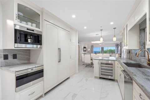 Condo in Treasure Island, Florida, 3 bedrooms  № 2098159 - photo 13