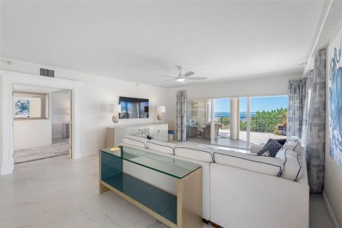 Condo in Treasure Island, Florida, 3 bedrooms  № 2098159 - photo 27