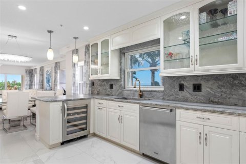 Condo in Treasure Island, Florida, 3 bedrooms  № 2098159 - photo 15