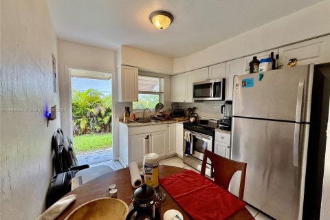 Снять в аренду виллу или дом в Халландейл-Бич, Флорида 2 спальни, 69.4м2, № 1948489 - фото 4