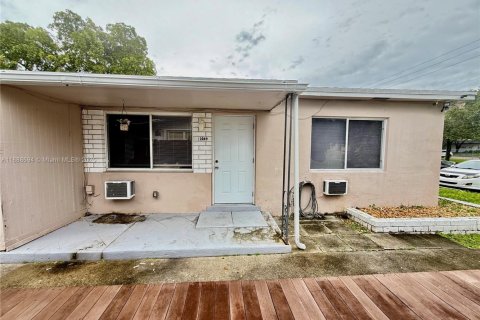 Снять в аренду виллу или дом в Халландейл-Бич, Флорида 2 спальни, 69.4м2, № 1948489 - фото 1