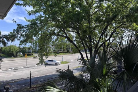 Condo in Pompano Beach, Florida, 1 bedroom № 2244643 - photo 2
