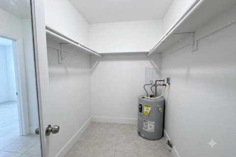 Condo in Pompano Beach, Florida, 1 bedroom № 2244643 - photo 12