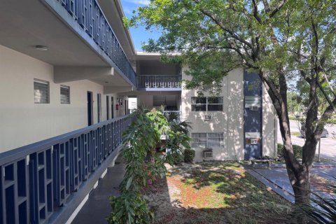 Condo in Pompano Beach, Florida, 1 bedroom № 2244643 - photo 3