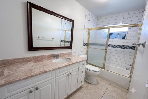 Condo in Pompano Beach, Florida, 1 bedroom № 2244643 - photo 11