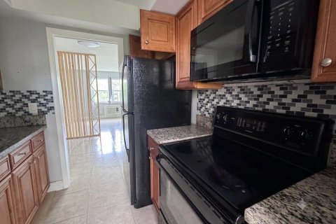 Condo in Pompano Beach, Florida, 1 bedroom № 2244643 - photo 8