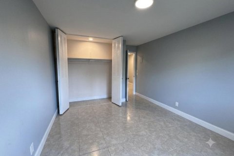 Condo in Pompano Beach, Florida, 1 bedroom № 2244643 - photo 10