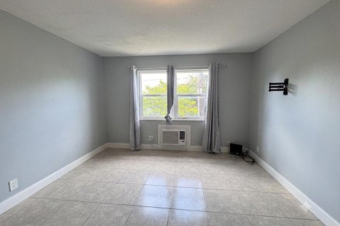 Condo in Pompano Beach, Florida, 1 bedroom № 2244643 - photo 4
