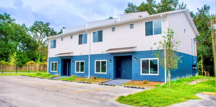 House in Tampa, Florida 3 bedrooms, 103.21 sq.m. № 1869005