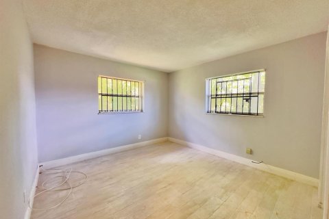 House in Lauderhill, Florida 6 bedrooms, 222.97 sq.m. № 2391788 - photo 4
