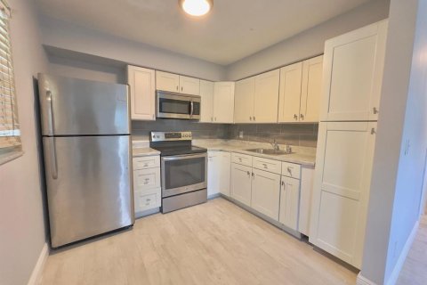 House in Lauderhill, Florida 6 bedrooms, 222.97 sq.m. № 2391788