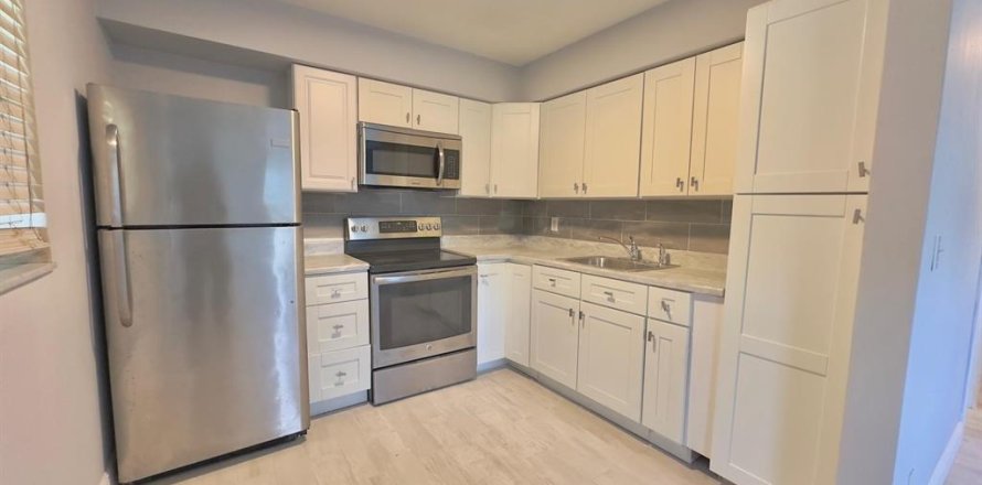 House in Lauderhill, Florida 6 bedrooms, 222.97 sq.m. № 2391788