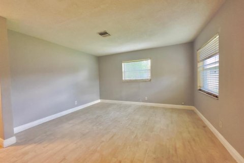 House in Lauderhill, Florida 6 bedrooms, 222.97 sq.m. № 2391788 - photo 2