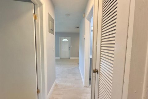 House in Lauderhill, Florida 6 bedrooms, 222.97 sq.m. № 2391788 - photo 6