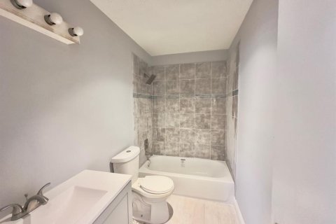 House in Lauderhill, Florida 6 bedrooms, 222.97 sq.m. № 2391788 - photo 3