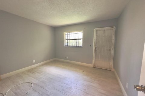 House in Lauderhill, Florida 6 bedrooms, 222.97 sq.m. № 2391788 - photo 5