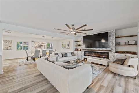House in Tampa, Florida 5 bedrooms, 393.35 sq.m. № 2342715 - photo 27