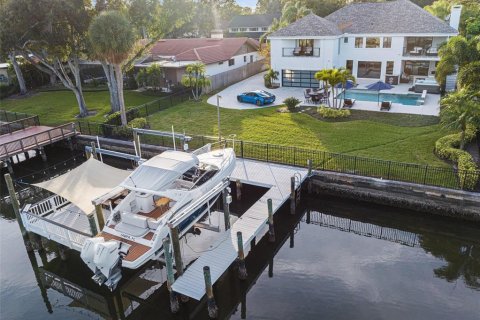 House in Tampa, Florida 5 bedrooms, 393.35 sq.m. № 2342715 - photo 7