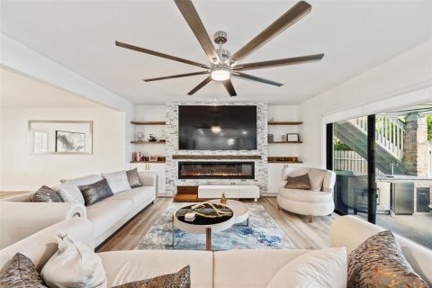 House in Tampa, Florida 5 bedrooms, 393.35 sq.m. № 2342715 - photo 26