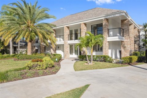 House in Tampa, Florida 5 bedrooms, 393.35 sq.m. № 2342715 - photo 3