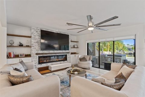 House in Tampa, Florida 5 bedrooms, 393.35 sq.m. № 2342715 - photo 25