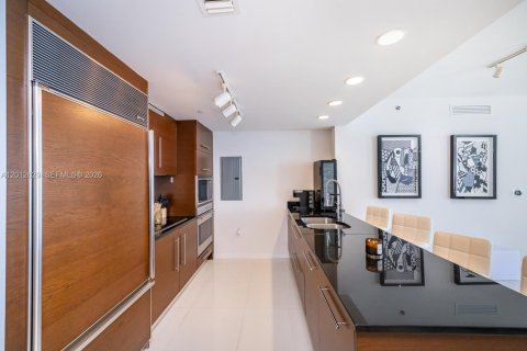 Condo in Miami, Florida, 2 bedrooms  № 2240966 - photo 15
