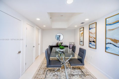 Condo in Miami, Florida, 2 bedrooms  № 2240966 - photo 19