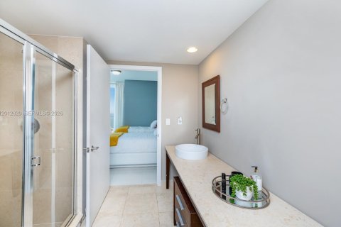 Condo in Miami, Florida, 2 bedrooms  № 2240966 - photo 17