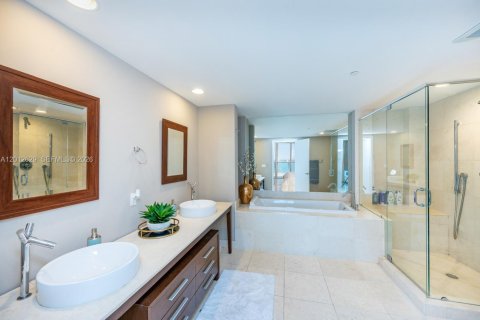 Condo in Miami, Florida, 2 bedrooms  № 2240966 - photo 11