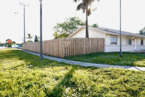 Купить виллу или дом в Норт-Лодердейл, Флорида 3 спальни, 108.7м2, № 1988715 - фото 10