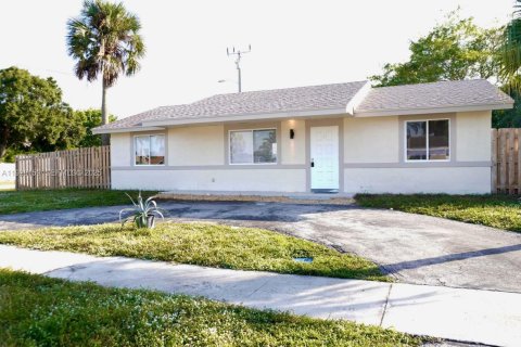 Купить виллу или дом в Норт-Лодердейл, Флорида 3 спальни, 108.7м2, № 1988715 - фото 1