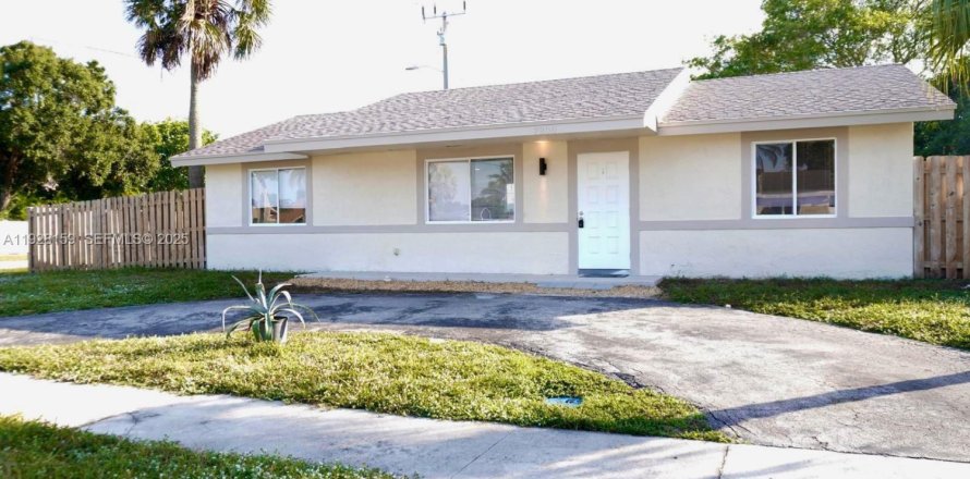 Дом в Норт-Лодердейл, Флорида 3 спальни, 108.7м2 № 1988715