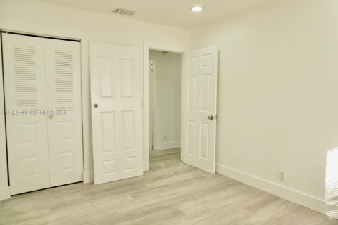 Купить виллу или дом в Норт-Лодердейл, Флорида 3 спальни, 108.7м2, № 1988715 - фото 13