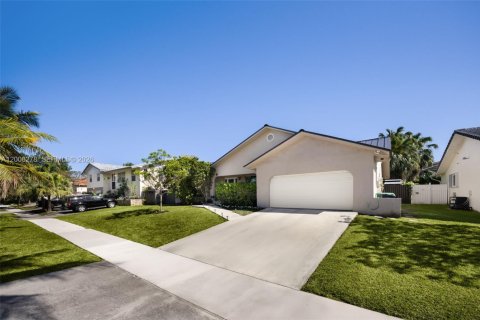Casa en venta en Cutler Bay, Florida, 3 dormitorios, 188.78 m2 № 2071990 - foto 2