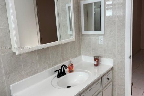 Condominio en alquiler en Lauderdale Lakes, Florida, 1 dormitorio, 63.55 m2 № 1993795 - foto 12