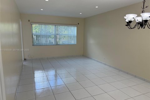 Condominio en alquiler en Lauderdale Lakes, Florida, 1 dormitorio, 63.55 m2 № 1993795 - foto 1