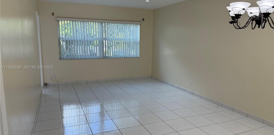 Condominio en Lauderdale Lakes, Florida, 1 dormitorio  № 1993795