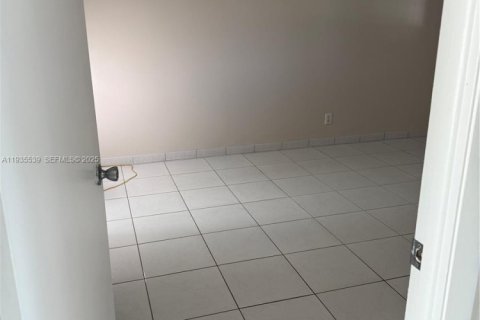 Condominio en alquiler en Lauderdale Lakes, Florida, 1 dormitorio, 63.55 m2 № 1993795 - foto 5